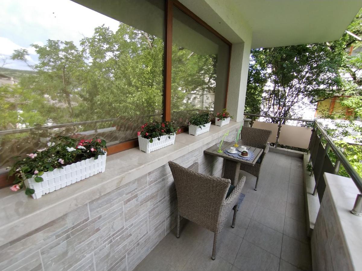 Апартамент Лукс Царевец-Център Veliko Tărnovo Exteriör bild