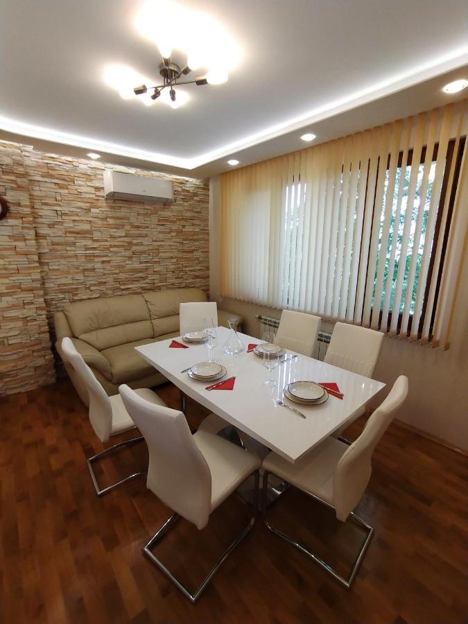 Апартамент Лукс Царевец-Център Veliko Tărnovo Exteriör bild